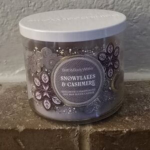 Bath & Body Works Snowflakes & Cashmere Bath Soak - Gray